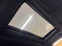 【サンルーフ】オプション設定の大型サンルーフを装備。車内も明るく開放的になり、人気のオプションです。また、買取査定にもプラスされますので乗り換え時にもセールスポイントになります！