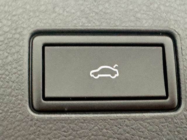高級車にはお馴染みの【電動リアゲート】搭載。