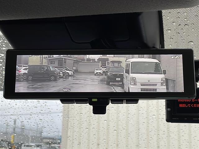 【　デジタルインナーミラー　】後方のカメラ映像を映し出せるバックミラーで遮蔽物のない映像で後方を確認できるため、視認性の向上！！とても便利です