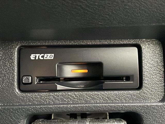 【ETC】有料道路を利用する際に料金所で停止することなく通過できる、ETC車載器（ノンストップ自動料金収受システム機器）が装備されています。セットアップを行うことで利用可能になります。