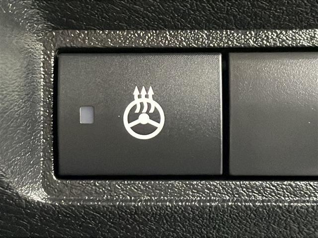 【ステアリングヒーター】軽い力で扱いやすいハンドルです。目立つ傷やスレなどなく綺麗な状態です！除菌プランいれていただくとさらに快適に！清潔なお車はお子様にも安心ですね！