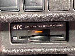 【ETC】高速道路の料金所をストレスなく通過！話題のスポットやサービスエリアに多い「スマートIC」利用時は必須のアイテムです。当店でセットアップを実施、ご納車当日からすぐにご利用いただけます！