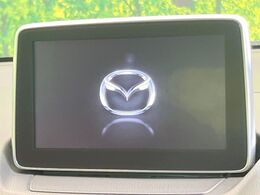 【マツダコネクトナビ】車内の雰囲気にマッチした一体型タイプのナビ。各種車輌設定やBluetooth再生等、様々な機能が楽しめます。直感的なダイヤル操作が可能で、使い勝手も良好です。