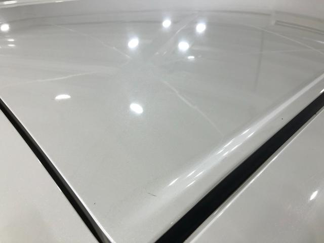 右リアルーフに薄い線キズがあります
