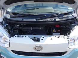 エンジンルームの様子です。エンジンルームがキレイですと、不具合等の発見もし易く、コンディションのチェックや維持の面でとってもプラスです！さらに当店でしっかり整備してご納車しますので安心です！