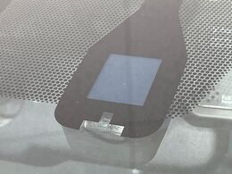 【プリクラッシュセーフティ】前方の車両等を検知し、衝突しそうな時は警報で注意を促し、ブレーキを踏む力をサポート。ブレーキを踏めなかった場合は衝突被害軽減ブレーキが作動、衝突回避をサポートします。