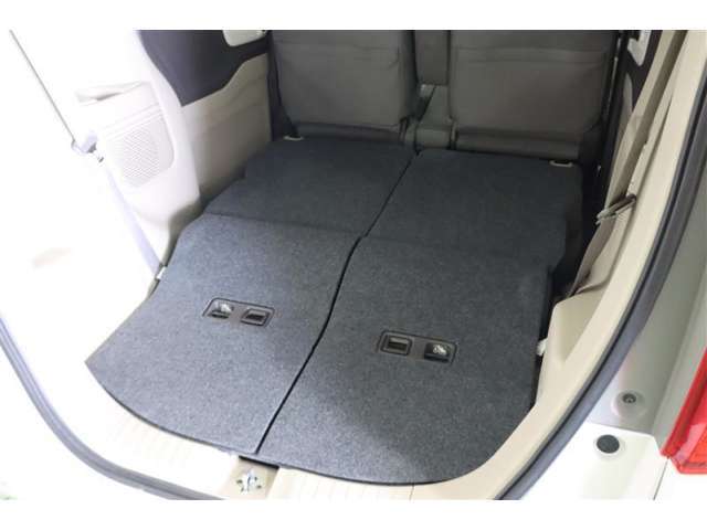 後部座席を倒せば、大きな荷物もOK♪