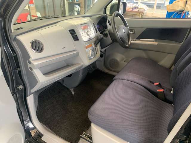 助手席は足をしっかり伸ばせるので長時間の運転も疲れないですよ。