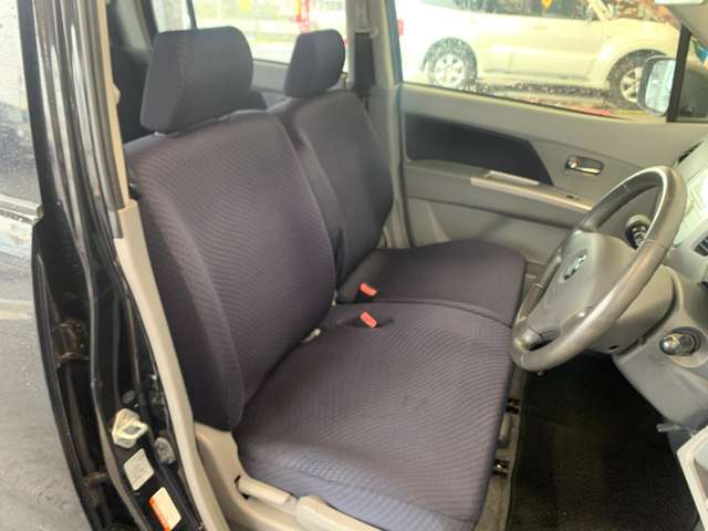 使用頻度の1番多い運転席ですが、シートの破れやへたりはございません。