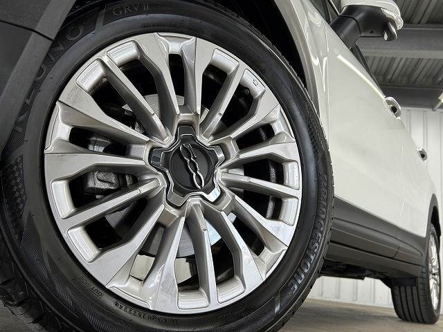 ブリヂストンタイヤ 215/55R17 純正アルミが装備されております。
