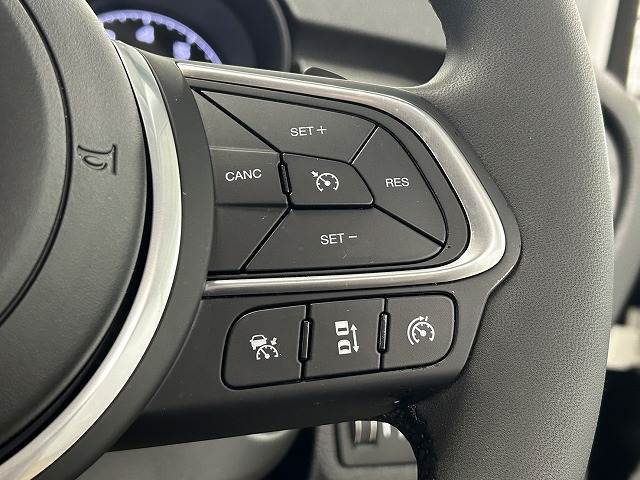 【アダプティブクルーズコントロール】装備車両です。レーダーやカメラを使って前を走るクルマの状況を検知して速度を調整してくれます。遠距離ドライブの高速道路などでは大活躍で疲労軽減に役立ちます。