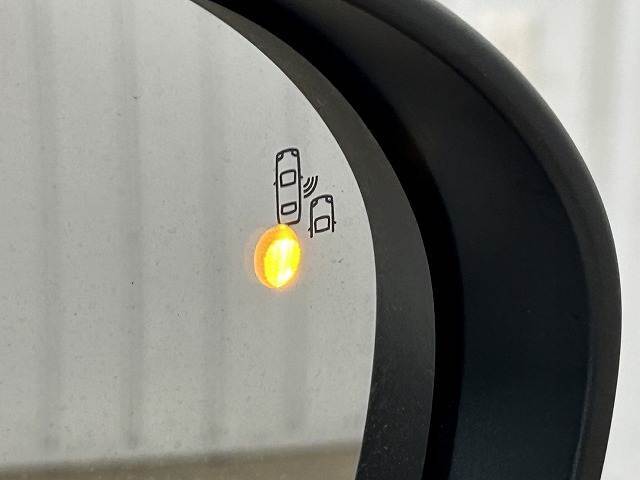 【ブラインドスポットモニター（BSM）】車線変更時に車両後方から来る車両を検知し安全をサポートする装置です。