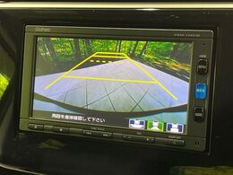 【バックカメラ】駐車時に後方がリアルタイム映像で確認できます。大型商業施設や立体駐車場での駐車時や、夜間のバック時に大活躍！運転スキルに関わらず、今や必須となった装備のひとつです！