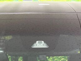 【ホンダセンシング】走行中に前方の車両等を認識し、衝突しそうな時は警報とブレーキで衝突回避と被害軽減をアシスト。より安全にドライブをお楽しみいただけます。