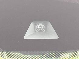 【三菱e-Assist】走行中に前方の車両等を認識し、衝突しそうな時は警報とブレーキで衝突回避と被害軽減をアシスト。より安全にドライブをお楽しみいただけます。