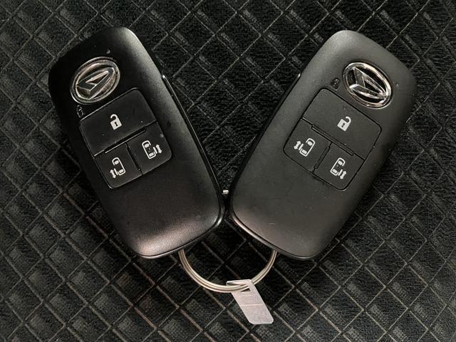 【キーフリーシステム】電子キーをポケットやカバンに入れて携帯しているだけでドアの開け閉めやエンジンのON/OFFが出来ます☆　また、イモビライザー機能も備わっていますので盗難対策もバッチリです☆