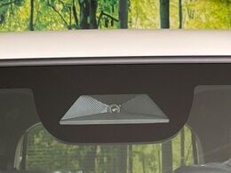 【ホンダセンシング】走行中に前方の車両等を認識し、衝突しそうな時は警報とブレーキで衝突回避と被害軽減をアシスト。より安全にドライブをお楽しみいただけます。
