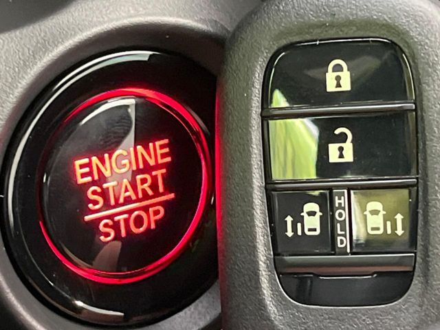 【Hondaスマートキー】カバンやポケットに入れたままでもドアの施錠・解錠が可能なスマートキーを装備。エンジンのオン・オフ時もカギを取り出す必要が無いからとっても便利です♪