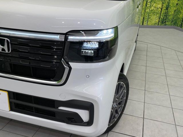 【LEDヘッドライト】悪天候や夜間走行時も良好な視界を確保し安心して運転できる高輝度LEDヘッドライトを装備！点灯速度が早く、消費電力も抑えられています。
