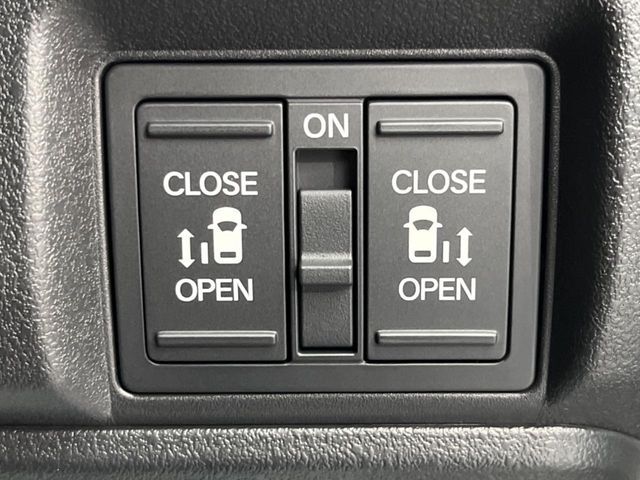 【両側スライドドア】駐車場で隣の車との間隔が狭く乗りにくい時、スライドドアなら安心！ドアオープン時も幅を取らず、開口部が広いので乗り降りがとっても簡単です。大きな荷物の出し入れも後席から可能♪