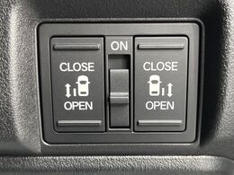 【両側スライドドア】駐車場で隣の車との間隔が狭く乗りにくい時、スライドドアなら安心！ドアオープン時も幅を取らず、開口部が広いので乗り降りがとっても簡単です。大きな荷物の出し入れも後席から可能♪
