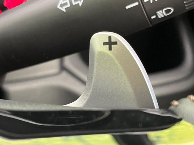 【パドルシフト】ハンドルから手を離さずに素早くシフトアップ＆ダウンができるので、エンジンブレーキを使う下り坂や高速道路の合流で加速したい場面で役立ちます。