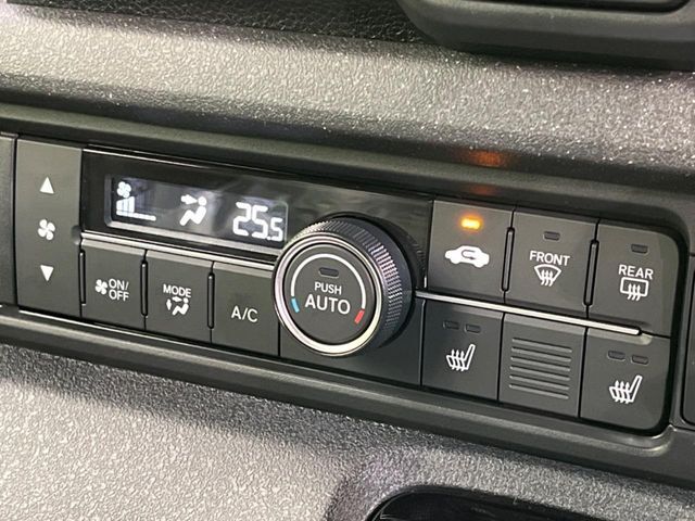 【オートエアコン】一度お好みの温度に設定すれば、車内の温度を検知し風量や温度を自動で調整。暑い…寒い…と何度もスイッチ操作をする必要はありません。快適な車内空間には必須の機能ですね♪