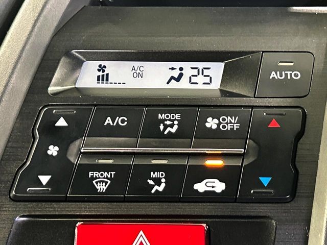 【オートエアコン】一度お好みの温度に設定すれば、車内の温度を検知し風量や温度を自動で調整。暑い…寒い…と何度もスイッチ操作をする必要はありません。快適な車内空間には必須の機能ですね♪