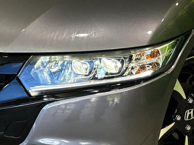 【LEDヘッドライト】悪天候や夜間走行時も良好な視界を確保し安心して運転できる高輝度LEDヘッドライトを装備！点灯速度が早く、消費電力も抑えられています。