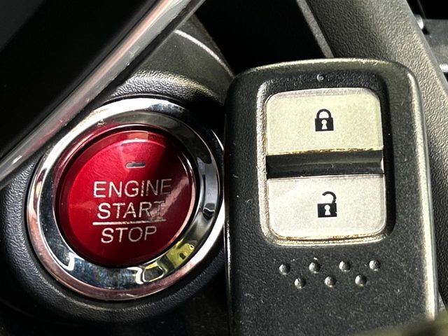 【Hondaスマートキー】カバンやポケットに入れたままでもドアの施錠・解錠が可能なスマートキーを装備。エンジンのオン・オフ時もカギを取り出す必要が無いからとっても便利です♪
