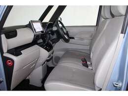 大きなベンチシートで足元もヒロビロ■大型シートで座り心地は快適♪中央には肘掛が付いてゆったりドライブ♪