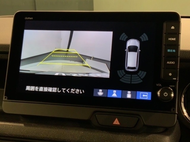 リバースギアに入れるだけで後方の表示へ切り替わります。夜間や雨の日の駐車も楽になりますよ。