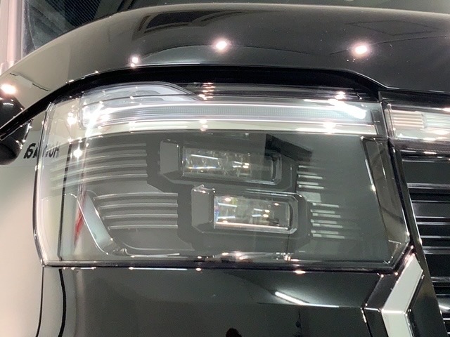 LEDヘッドライトは、点灯の瞬間から最大光量を発揮し、突然暗くなるトンネルなどでの安定感を高めます。