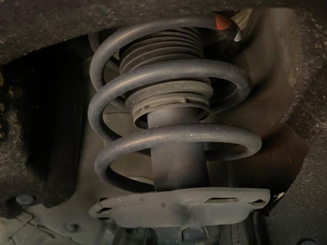お車を安心してお乗りいただく為には、足回りの定期点検が欠かせません。サービスサポート（有償保証）では無料点検もご提供しており、安心のカーライフをお過ごしいただけるサポート体制が整っています。