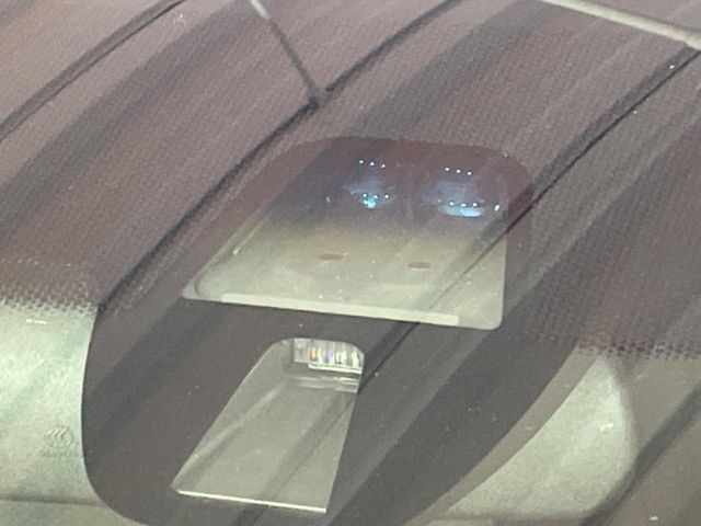 【ホンダセンシング】走行中に前方の車両等を認識し、衝突しそうな時は警報とブレーキで衝突回避と被害軽減をアシスト。より安全にドライブをお楽しみいただけます。