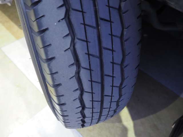 タイヤの山も7部山程度残っておりますのでそのままお使いいただけます。