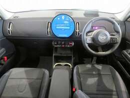 ◆インスツルメントパネルやインテリアトリムなどは、調和しなが洗練された室内を作り上げ、スイッチ類によって、優れた操作性をも実現。ドライバーの視線や動線を考え、人間工学に基づきデザインされています◆