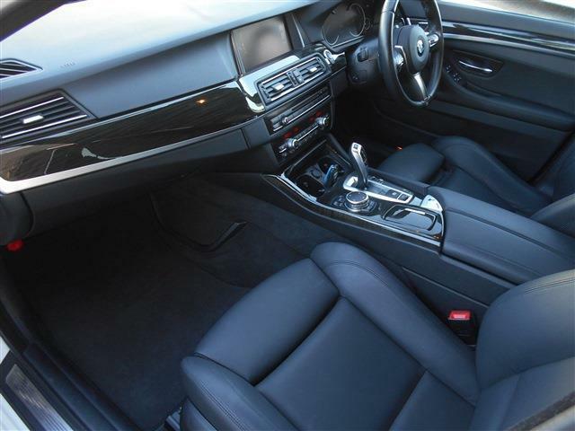 足元に余裕のある助手席にも運転席同様のシートヒーター機構付き電動レザーシートが装備され、パワーシートなので細かなシートポジションの設定が行えます。