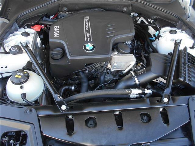 ダウンサイジング化された直列4気筒DOHCターボ エンジンは最大出力184ps最大トルク27.5kgを発揮。4気筒とあなどることなかれ、BMWの新ユニットとなる小排気量ターボの加速を満喫ください！！