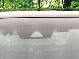 【トヨタセーフティセンス】走行中に前方の車両等を認識し、衝突しそうな時は警報とブレーキで衝突回避と被害軽減をアシスト。より安全にドライブをお楽しみいただけます。