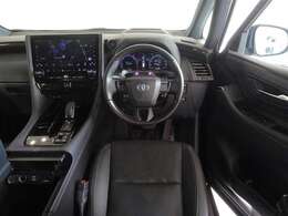 革巻きステアリングで快適な操作性の運転席です。