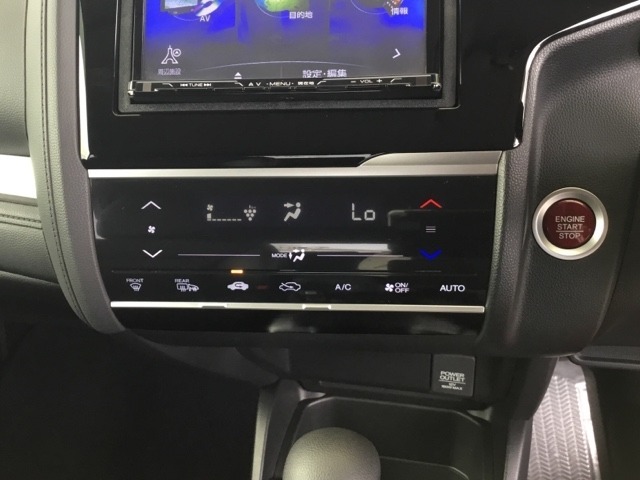 フルオートエアコンは希望の温度設定で風の温度も風量も自動調整で年中快適です。