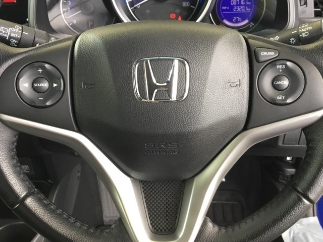 ステアリング左側はオーディオリモコンスイッチ、右側がクルーズコントロールです。手元で操作できるので便利です。