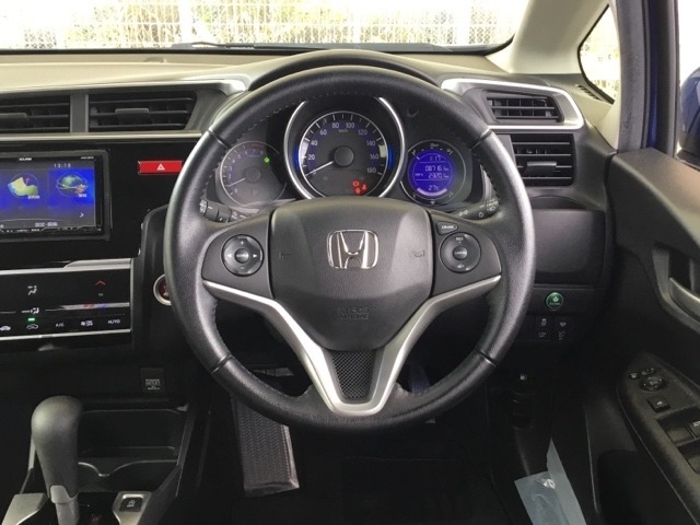 無段階変速で発進時から滑らかに加速するCVTは発進・停止の多い街の中も快適です。