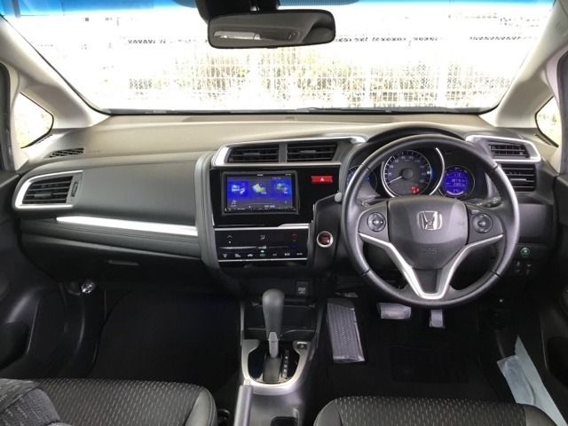 広びろとした視界が運転にゆとりを広げます。