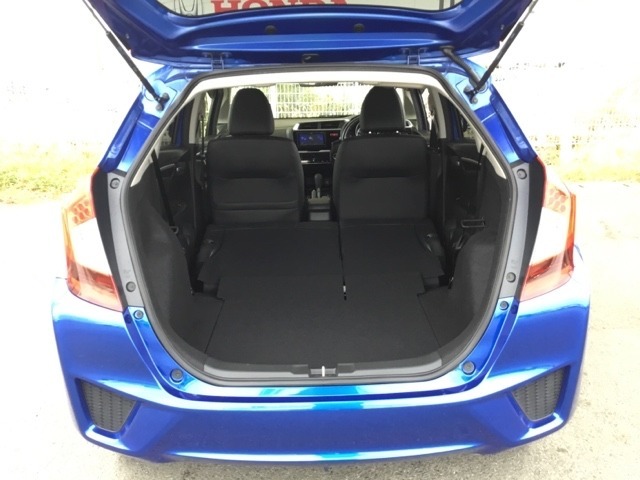 ワンアクションで後席を倒して、さらに使いやすく！！背もたれを左右別々に倒すことができます。