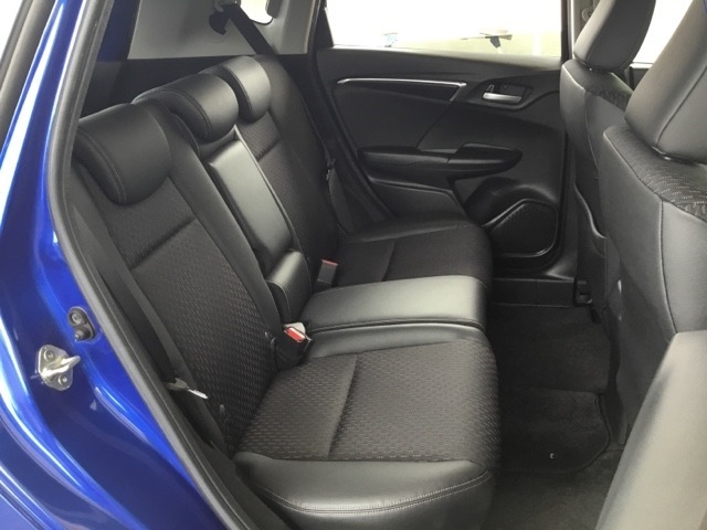 リア席ゆったり乗れます。