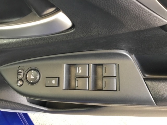 電動格納式ドアミラーのスイッチは運転席ドアにあります。