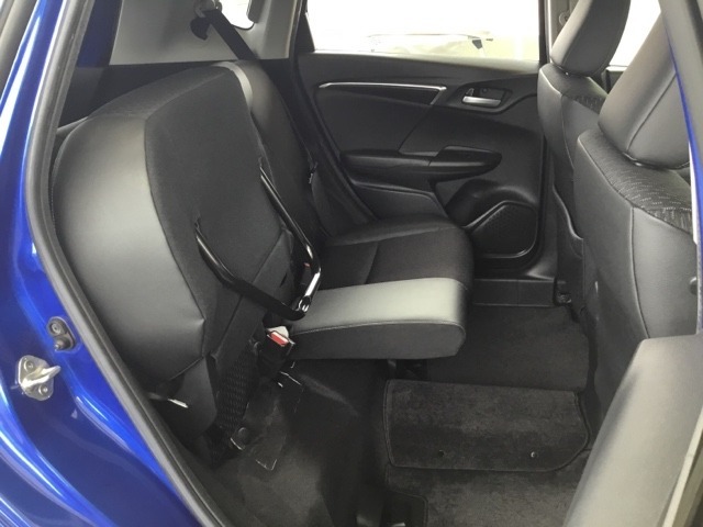 後席の座面をはね上げれば、荷室としてもお使いいただけます。