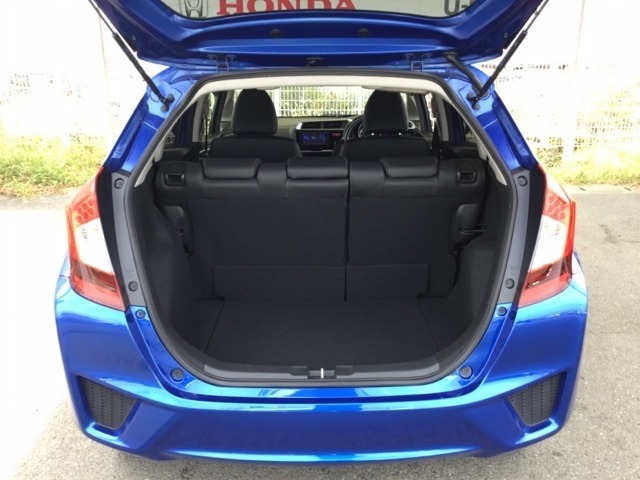 コンパクトボディーなのに、荷室はこんなに広々！たくさん荷物が積めますよ。
